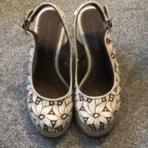 Cute flower wedge shoes!